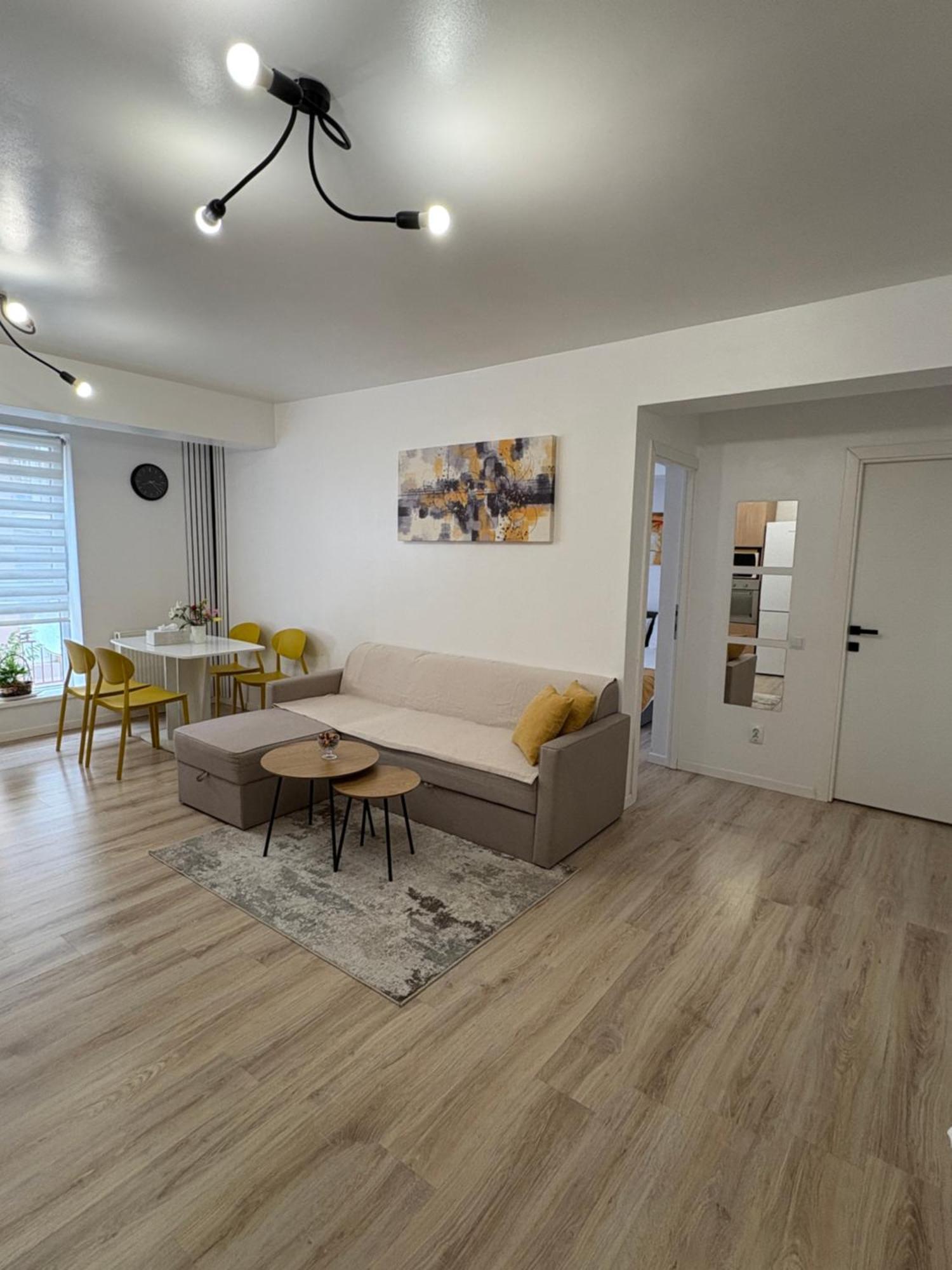 Yellow Apartment Флорешты Экстерьер фото